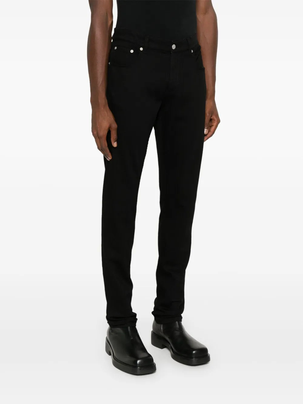 Džíny s logem vyšitým