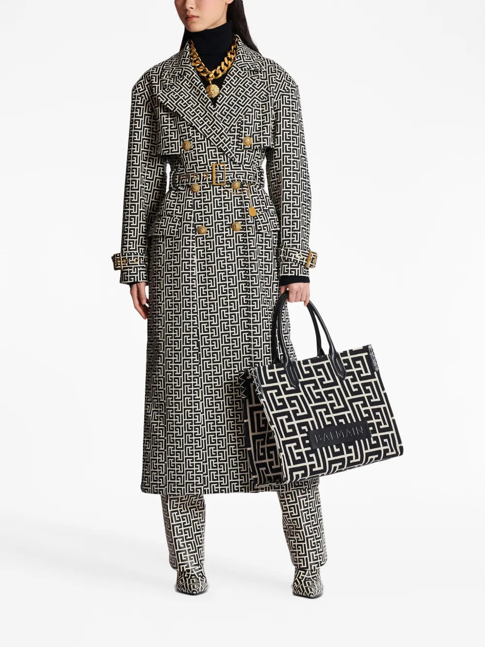 Shoulder bag with jacquard pattern