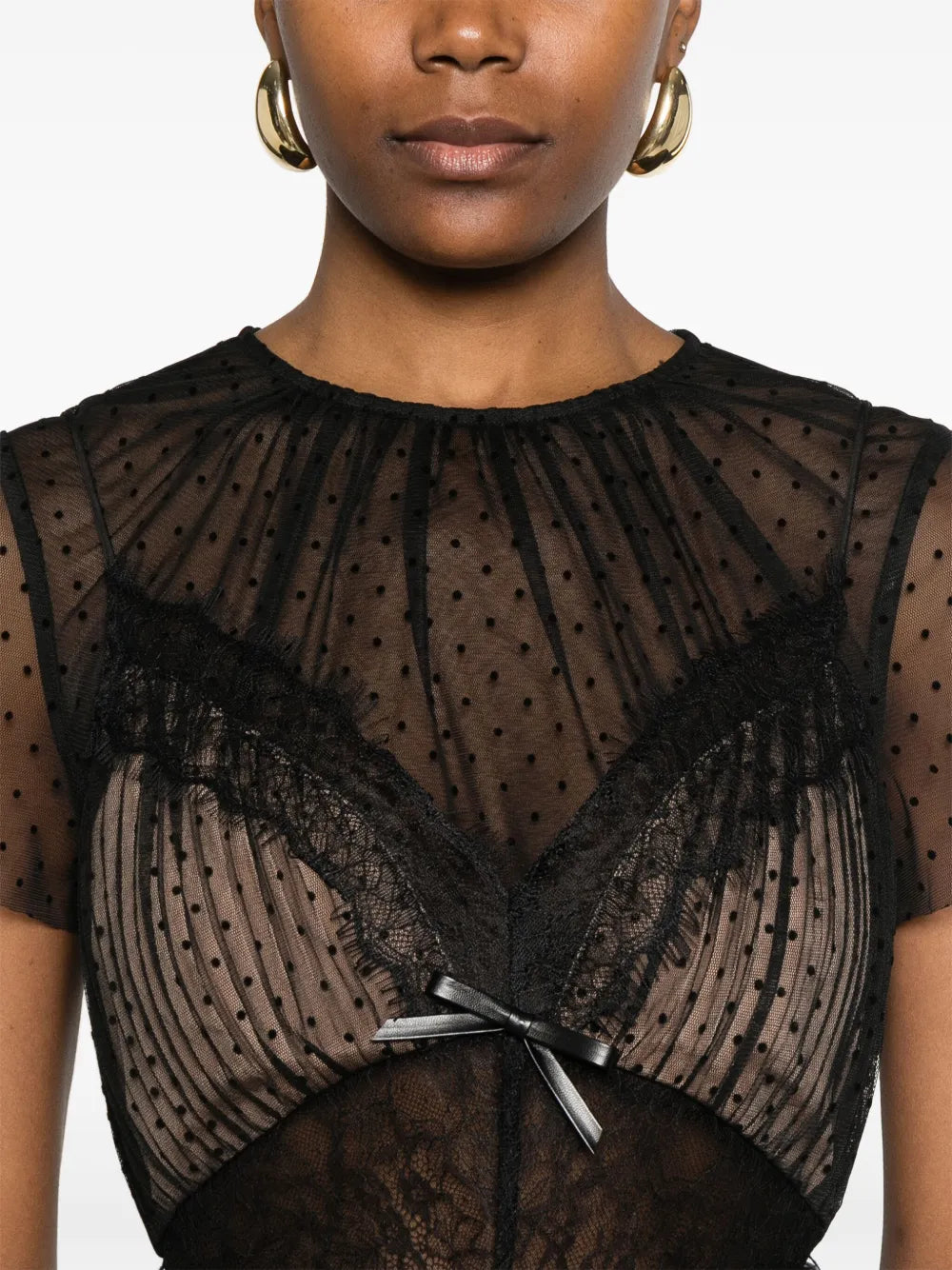 Síťované minišaty s puntíkovým vzorem