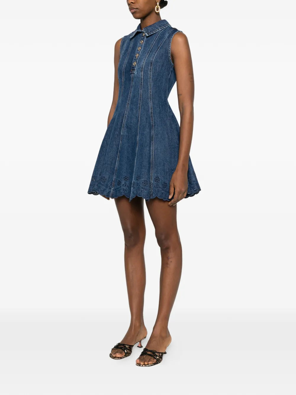 Jeansowa sukienka mini z haftem ażurowym