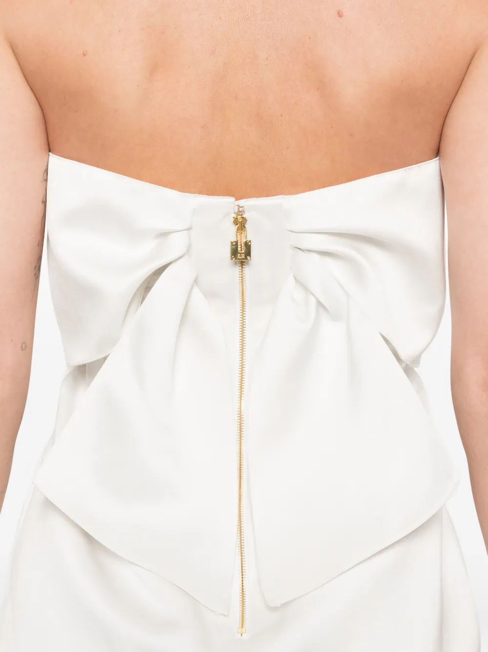 Minišaty bez ramienok s metalickým detailom