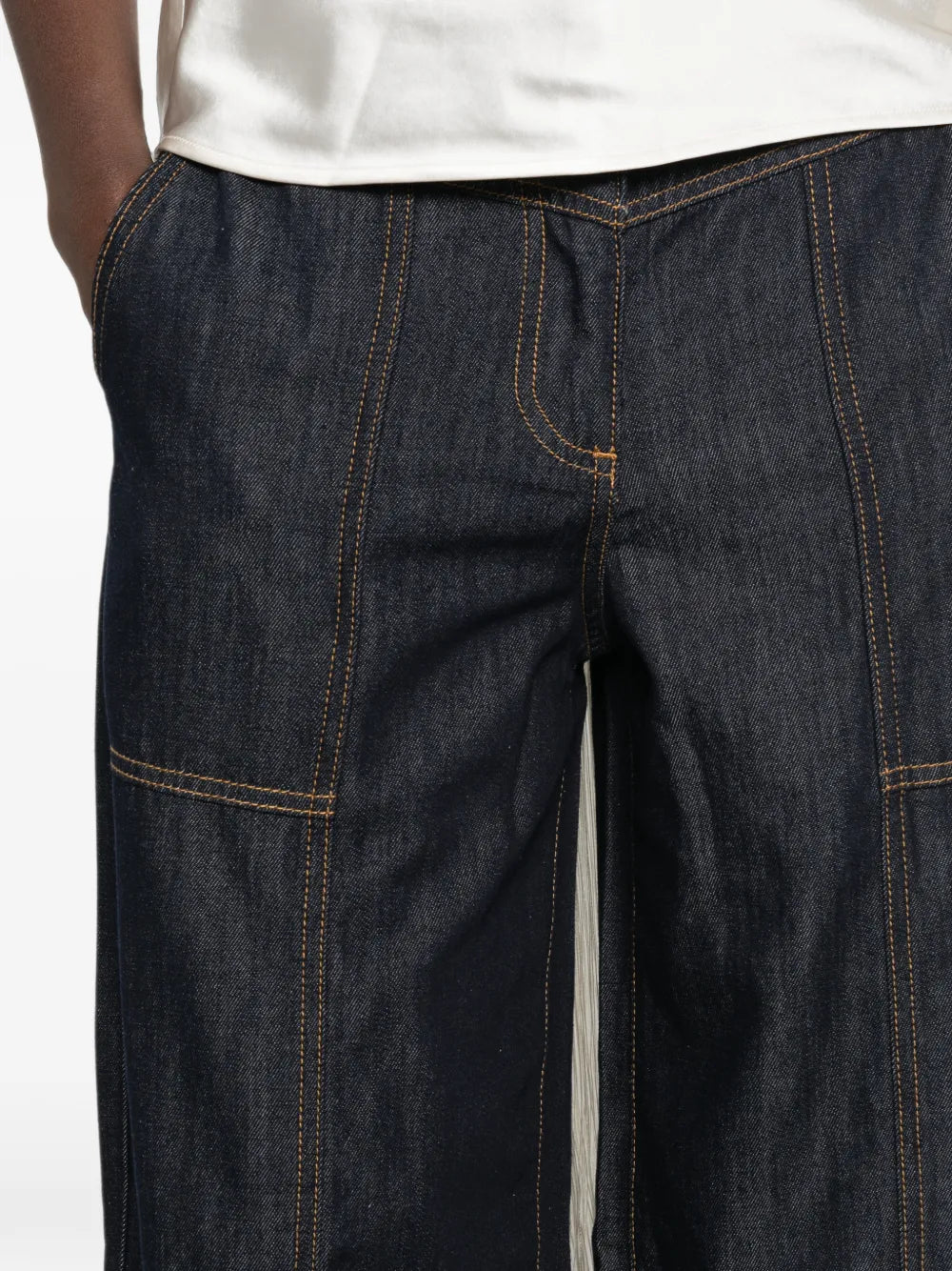 Jeans mit Kontrastnähten und weitem Bein