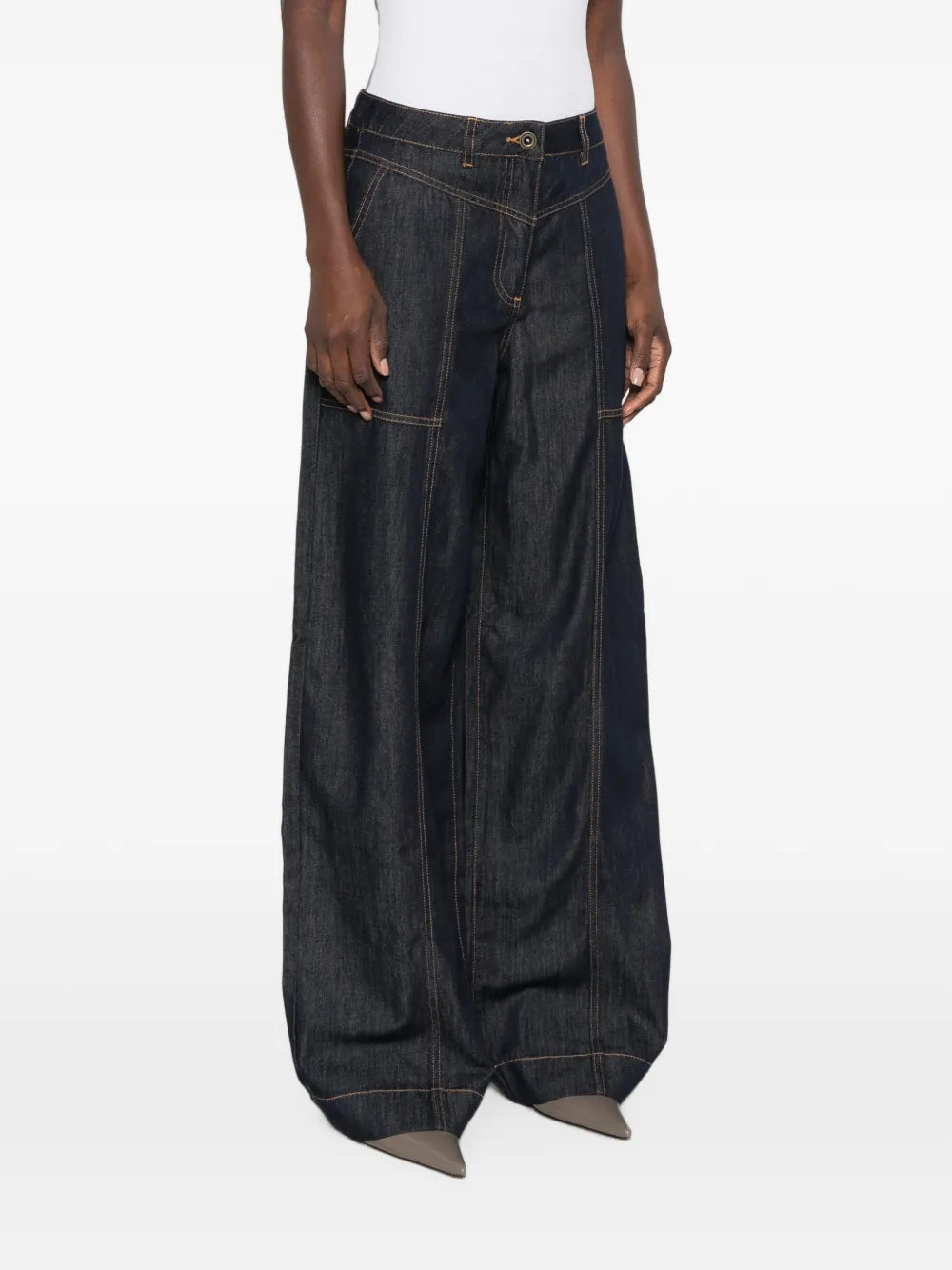 Jeans mit Kontrastnähten und weitem Bein