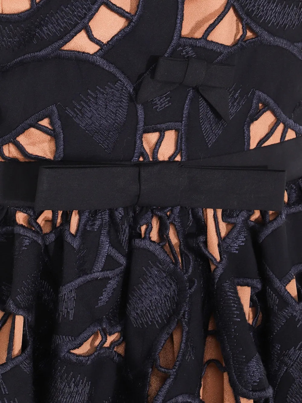 Vyšívané minišaty