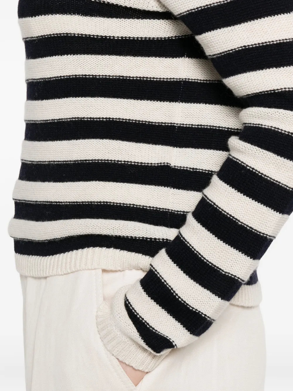 Gestreifter Rollkragenpullover