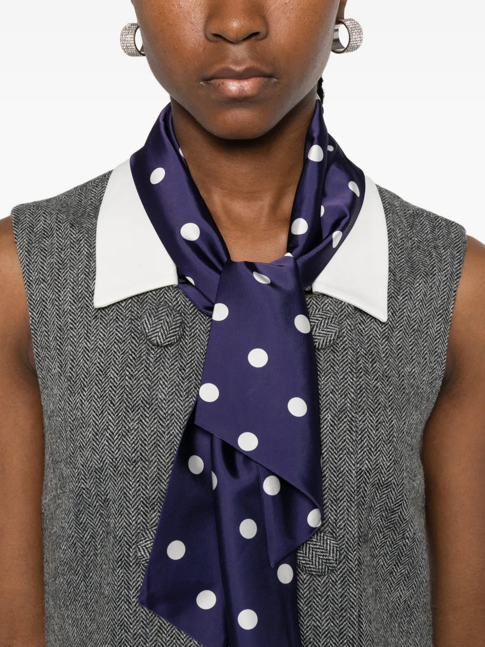 ŠEDÉ MINI ŠATY S DETAILOM ŠÁLU V KOSTIČKU