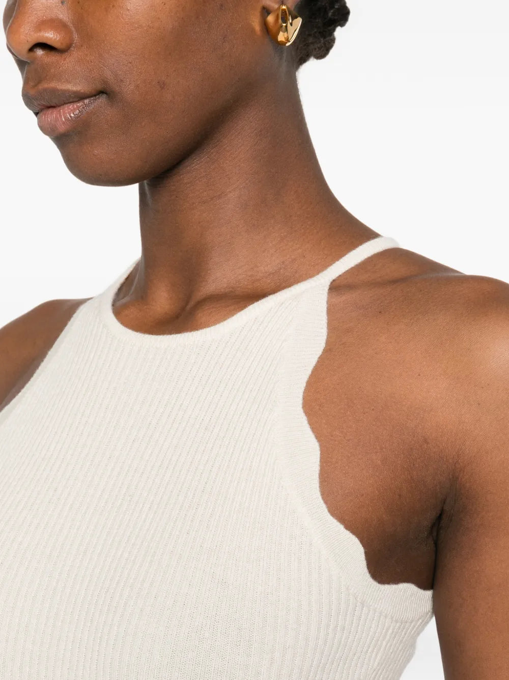 Top na ramiączkach z falowanym brzegiem