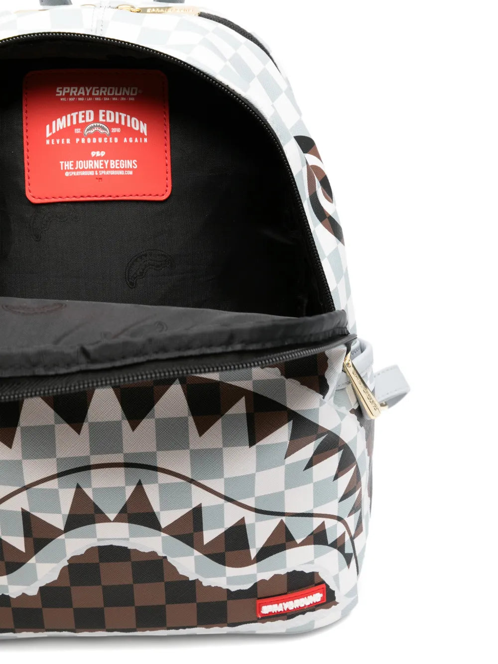 Batoh so vzorom šachovnice