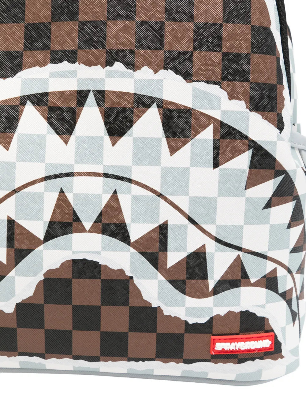 Batoh so vzorom šachovnice