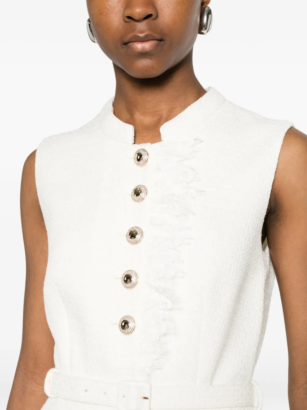 KREMOWA SUKIENKA MIDI Z BOUCLE W KROPKI