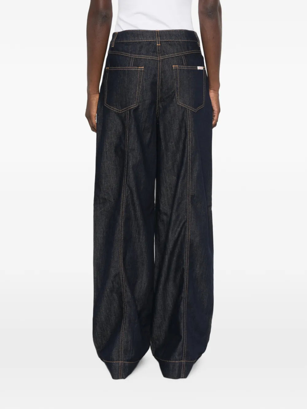 Jeans mit Kontrastnähten und weitem Bein